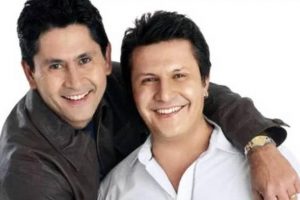 Portal Jaciara Barros – Dois homens sorriem para a câmera e se preparam para o show de Gian & Giovani em Araguaína nesta sexta-feira. – Portal Jaciara Barros