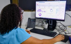 Moça em um computador