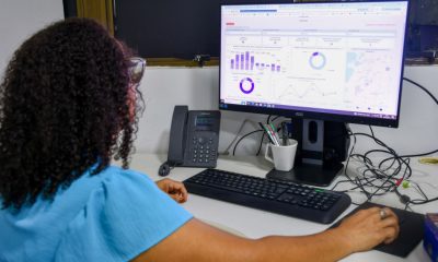 Moça em um computador
