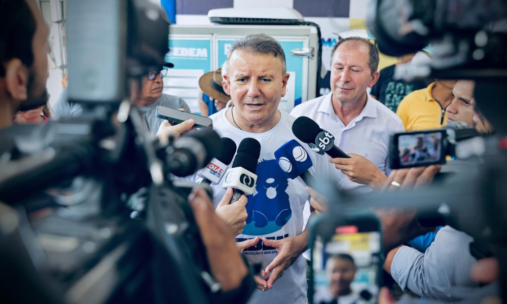 Eduardo Siqueira Campos dando entrevista