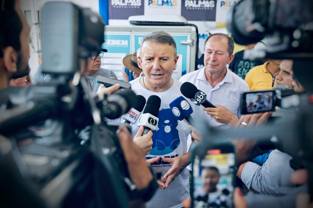 Eduardo Siqueira Campos dando entrevista