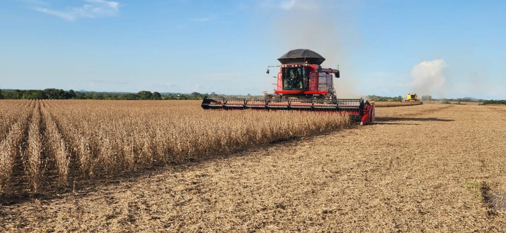 Colheitadeira em uma plantação de soja