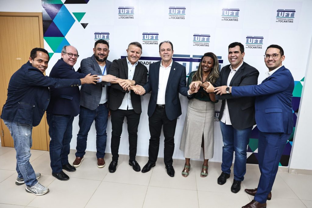 Eduardo-SIqueira-Campos-ao-lado-do-reivir-Luis-Bovolato-em-reuniao-sobre-o-hospital-universitario