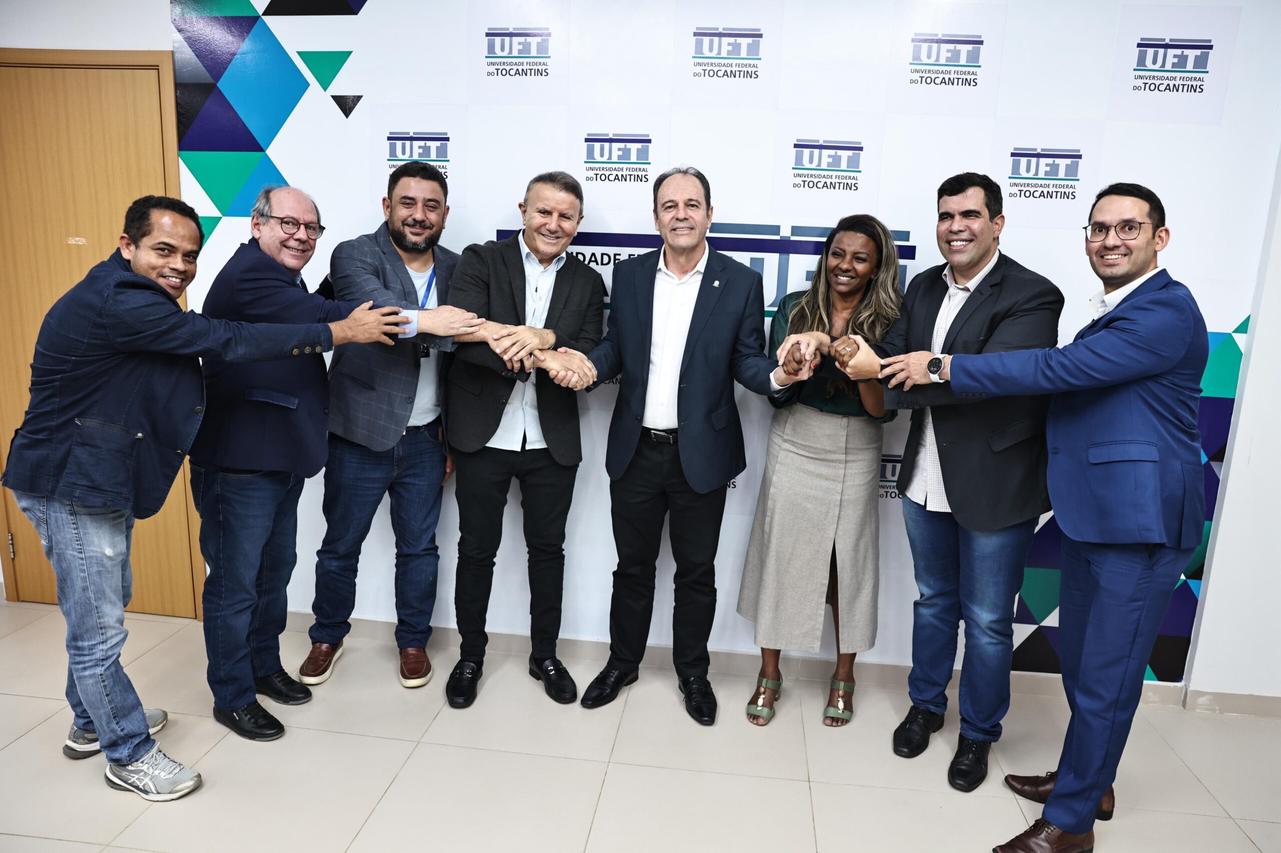 Eduardo-SIqueira-Campos-ao-lado-do-reivir-Luis-Bovolato-em-reuniao-sobre-o-hospital-universitario