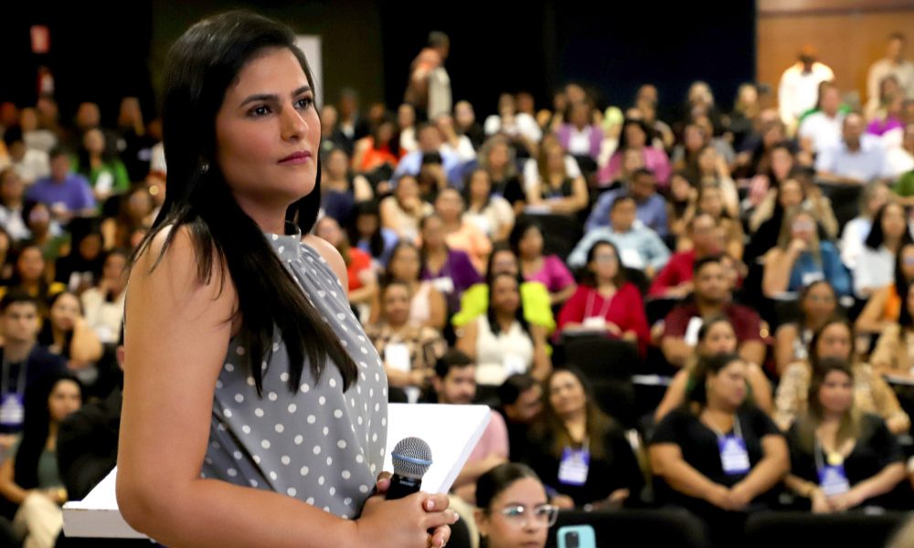 Primeira-dama Karynne Sotero apresenta o projeto “Mãos que Criam” para gestores municipais de Assistência Social do Tocantins