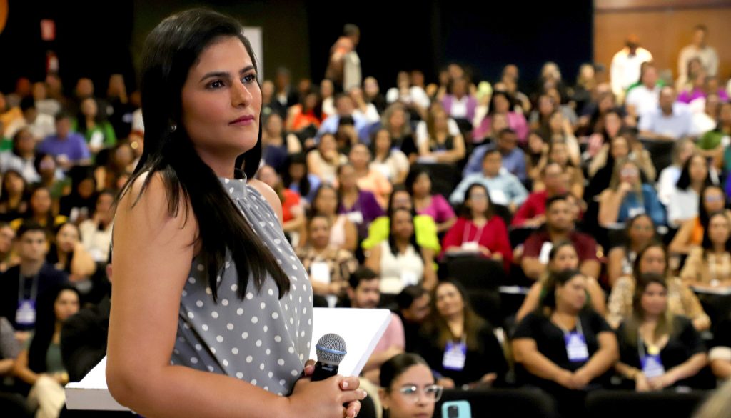Primeira-dama Karynne Sotero apresenta o projeto “Mãos que Criam” para gestores municipais de Assistência Social do Tocantins
