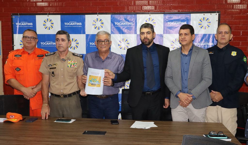 Policiais militares, civis e bombeiros