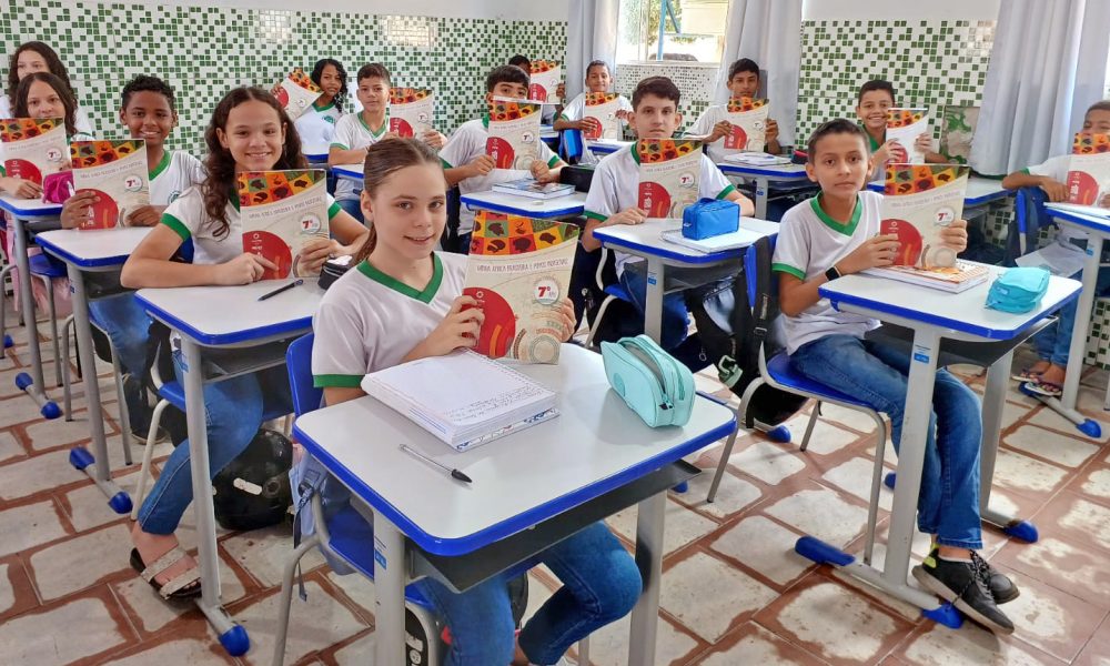 Estudantes da Escola Presbiteriana de Colinas recebem os livros