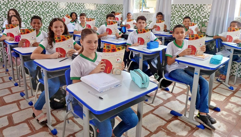 Estudantes da Escola Presbiteriana de Colinas recebem os livros