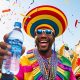 No carnaval um homem negro se hidratanto