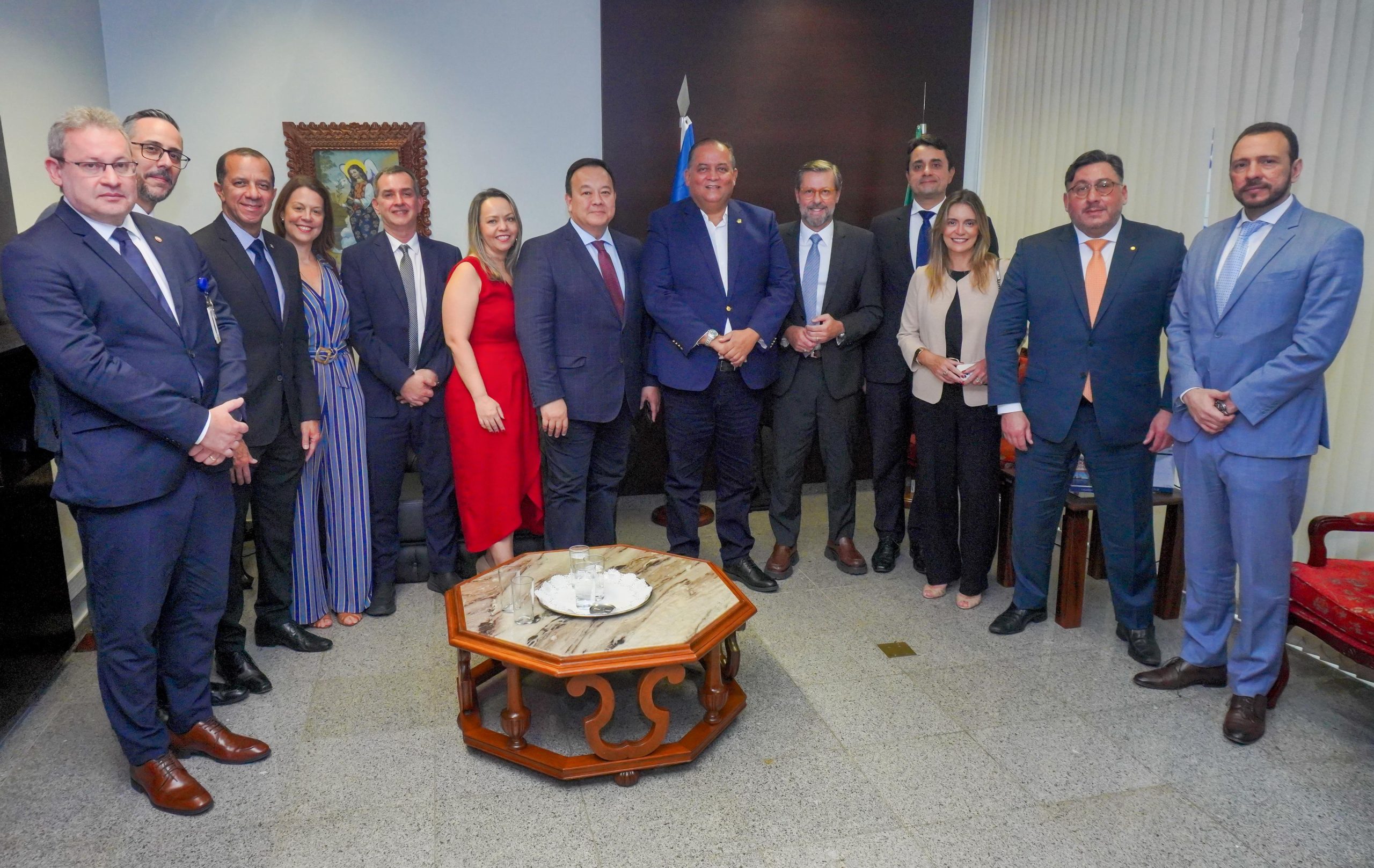 Vice-presidente do Senado, Eduardo Gomes reafirma compromisso com diálogo em reunião com representantes da magistratura e do Ministério Público 36 Vice-presidente do Senado, Eduardo Gomes reafirma compromisso com diálogo em reunião com representantes da magistratura e do Ministério Público