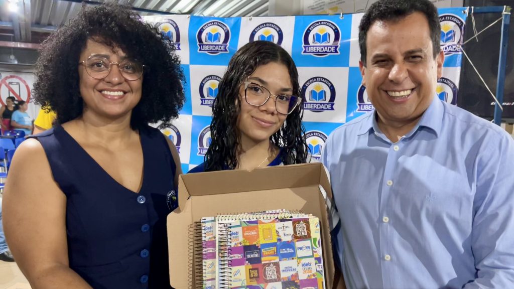 Secretário da Educação, Fábio Vaz, realizou a entrega dos kits escolares