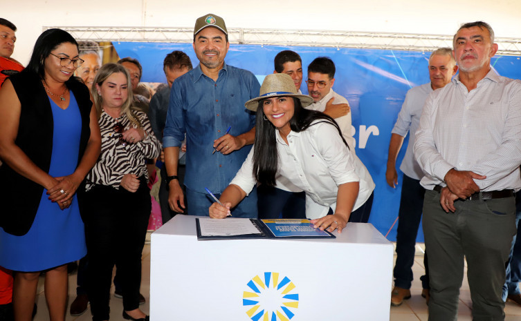 Governador Wanderlei Barbosa e primeira-dama Karynne Sotero lançam a Rede Cuidar e anunciam o cartão AlimenTO para famílias vulneráveis no Tocantins 43 Assinatura de documentos