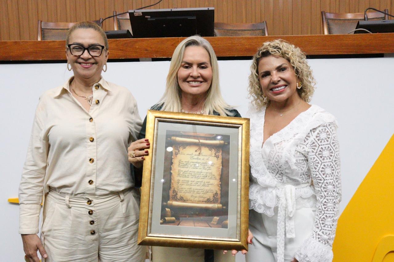 Dona Genesi Almeida é presenteada em sessão solene especial 51