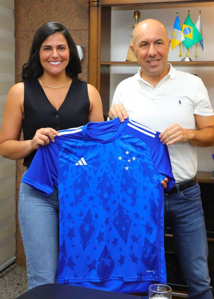 Ao lado do governador Wanderlei Barbosa, primeira-dama Karynne Sotero recebe técnico do Cruzeiro, Leonardo Jardim, no Palácio Araguaia – Portal Jaciara Barros Foto ilustrativa referente ao tema abordado