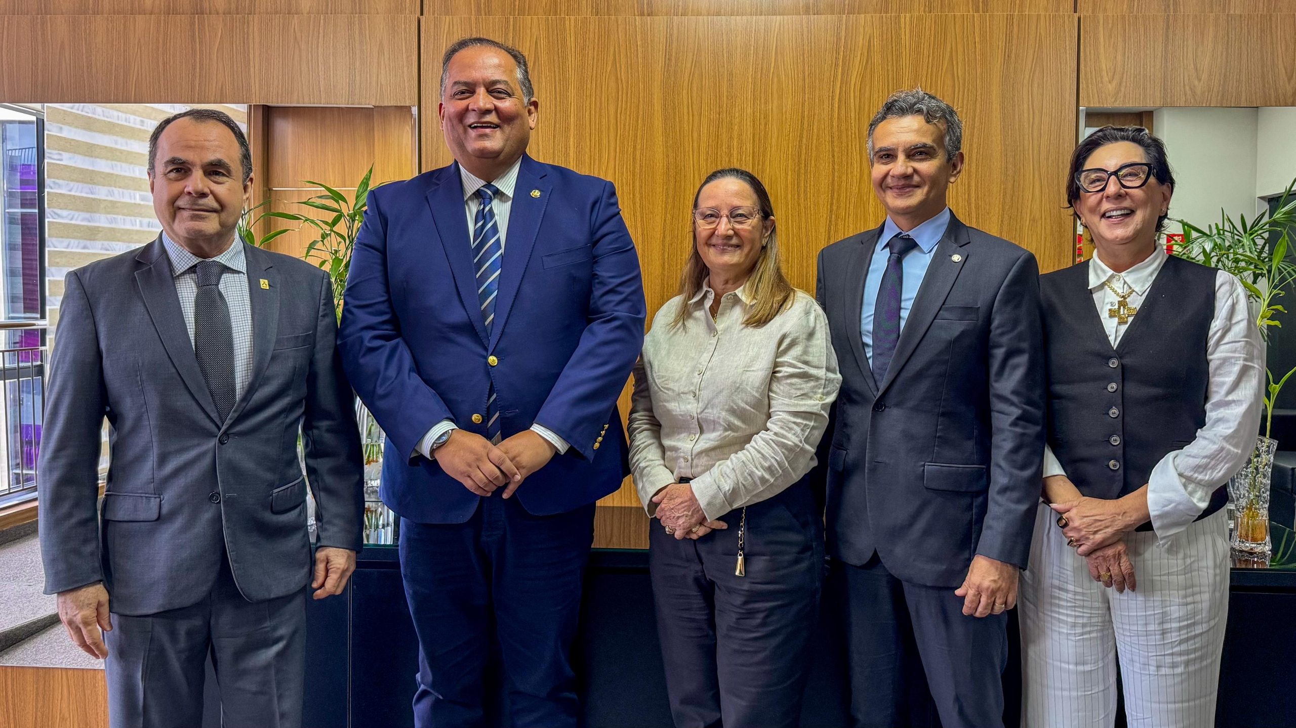 Senador Eduardo Gomes destaca fortalecimento institucional e debate sobre a PEC nº 10 em visita ao TJTO e TCETO 36
