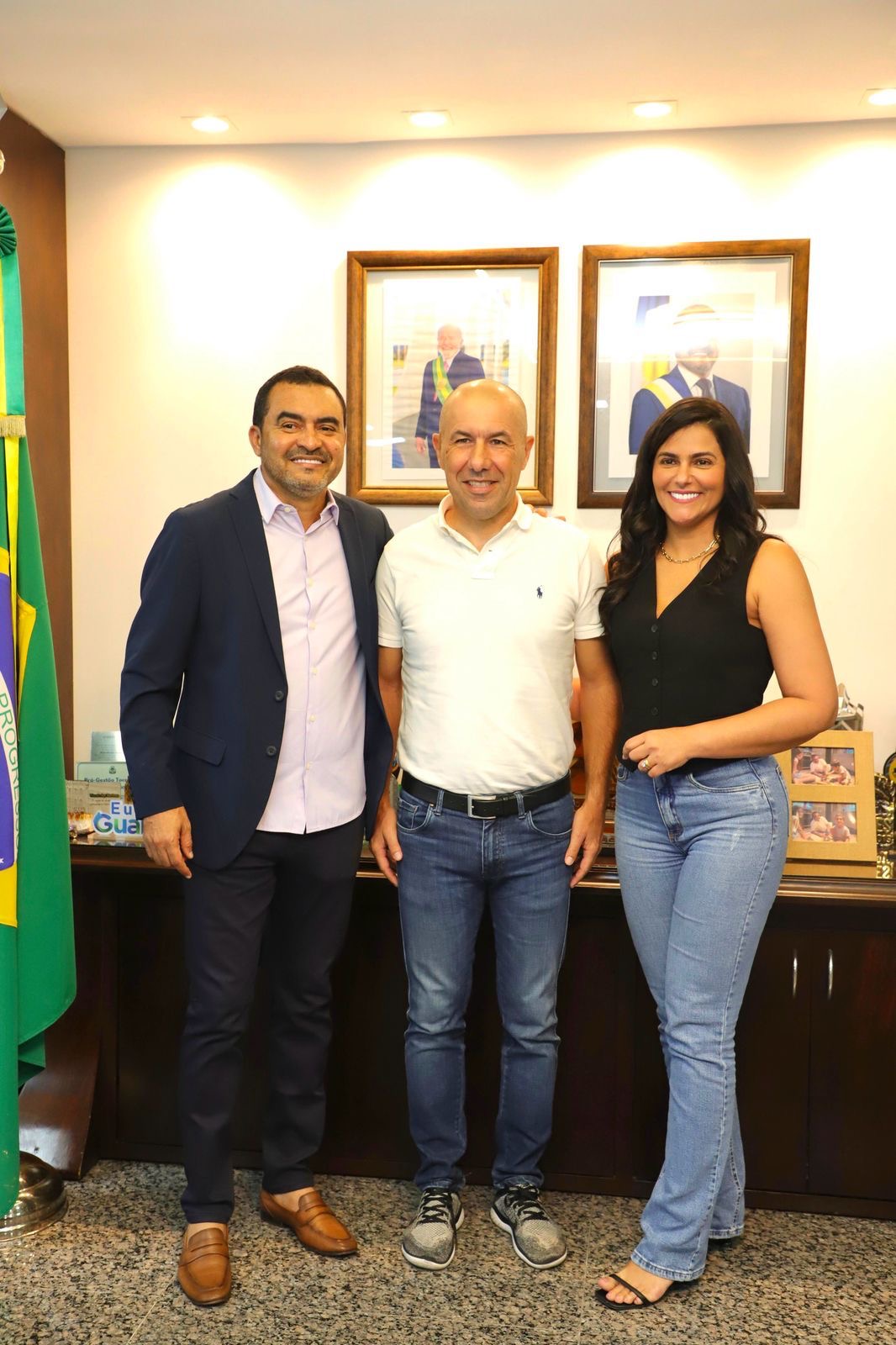 Ao lado do governador Wanderlei Barbosa, primeira-dama Karynne Sotero recebe técnico do Cruzeiro, Leonardo Jardim, no Palácio Araguaia – Portal Jaciara Barros Foto ilustrativa referente ao tema abordado