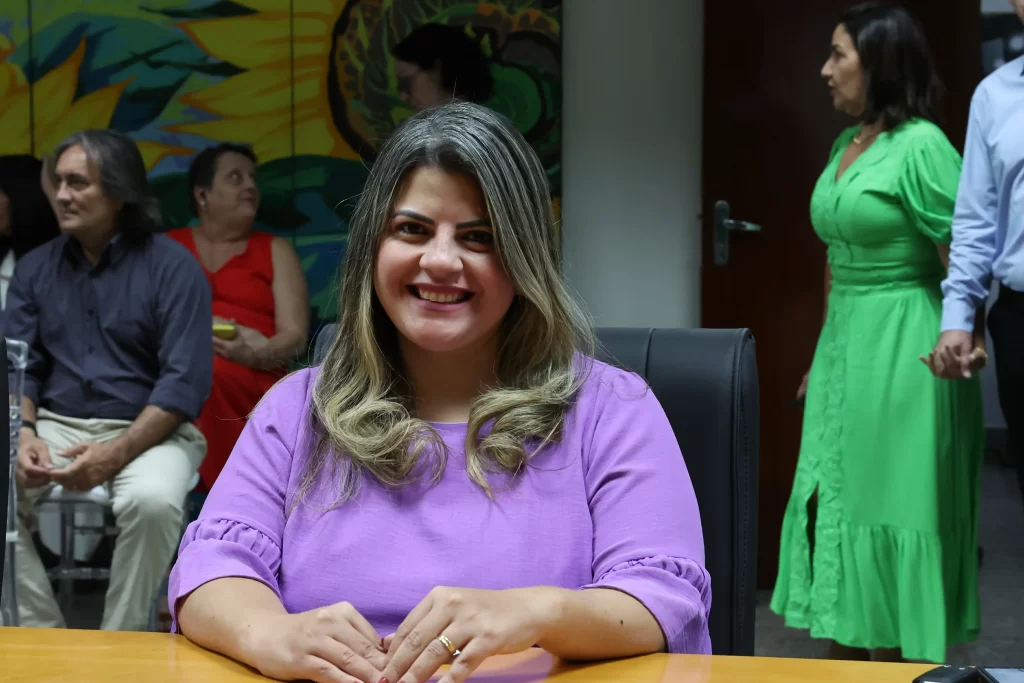 Jornalistas e autoridades celebram a posse da nova diretoria da Abrajet Tocantins 2025 na Assembleia Legislativa.