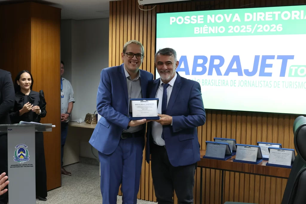 Jornalistas e autoridades celebram a posse da nova diretoria da Abrajet Tocantins 2025 na Assembleia Legislativa.