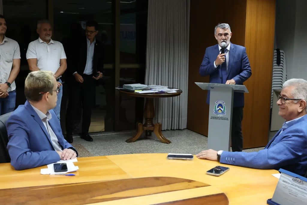 Jornalistas e autoridades celebram a posse da nova diretoria da Abrajet Tocantins 2025 na Assembleia Legislativa.