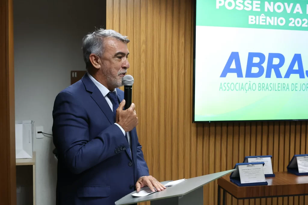 Jornalistas e autoridades celebram a posse da nova diretoria da Abrajet Tocantins 2025 na Assembleia Legislativa.