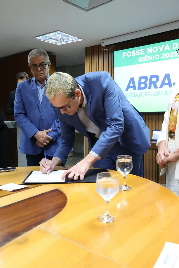 Jornalistas e autoridades celebram a posse da nova diretoria da Abrajet Tocantins 2025 na Assembleia Legislativa.