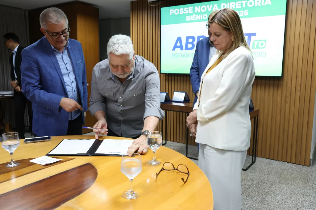 Jornalistas e autoridades celebram a posse da nova diretoria da Abrajet Tocantins 2025 na Assembleia Legislativa.