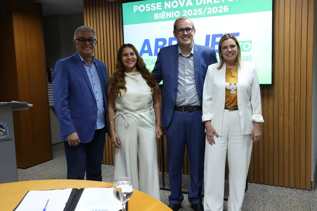 Jornalistas e autoridades celebram a posse da nova diretoria da Abrajet Tocantins 2025 na Assembleia Legislativa.