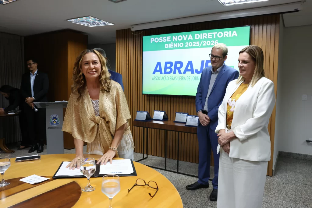 Jornalistas e autoridades celebram a posse da nova diretoria da Abrajet Tocantins 2025 na Assembleia Legislativa.