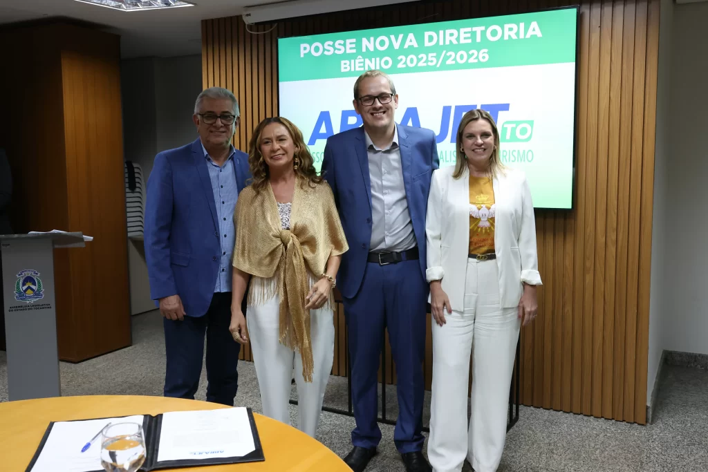 Jornalistas e autoridades celebram a posse da nova diretoria da Abrajet Tocantins 2025 na Assembleia Legislativa.