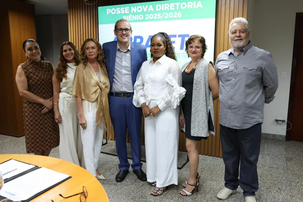 Jornalistas e autoridades celebram a posse da nova diretoria da Abrajet Tocantins 2025 na Assembleia Legislativa.