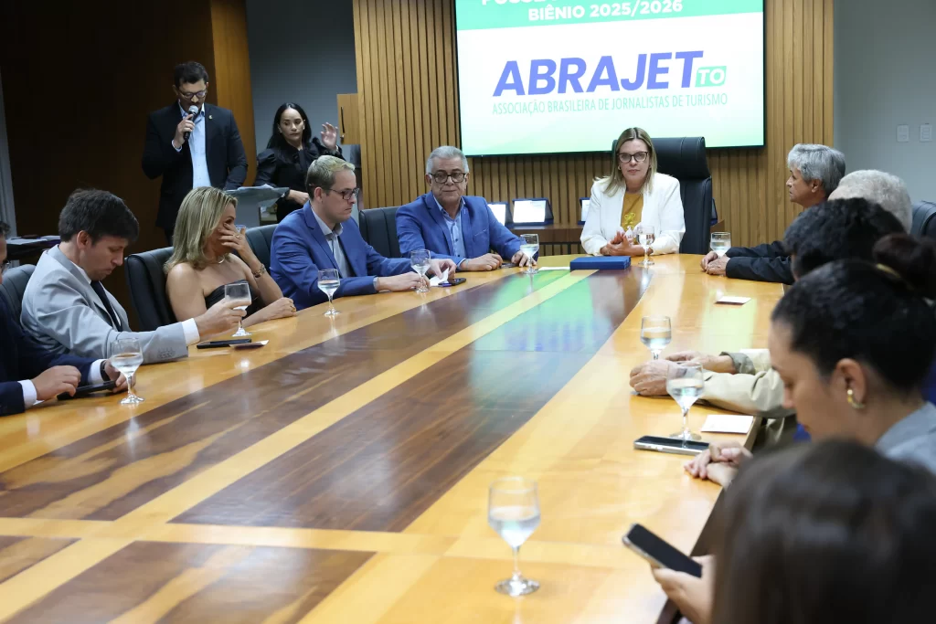 Jornalistas e autoridades celebram a posse da nova diretoria da Abrajet Tocantins 2025 na Assembleia Legislativa.