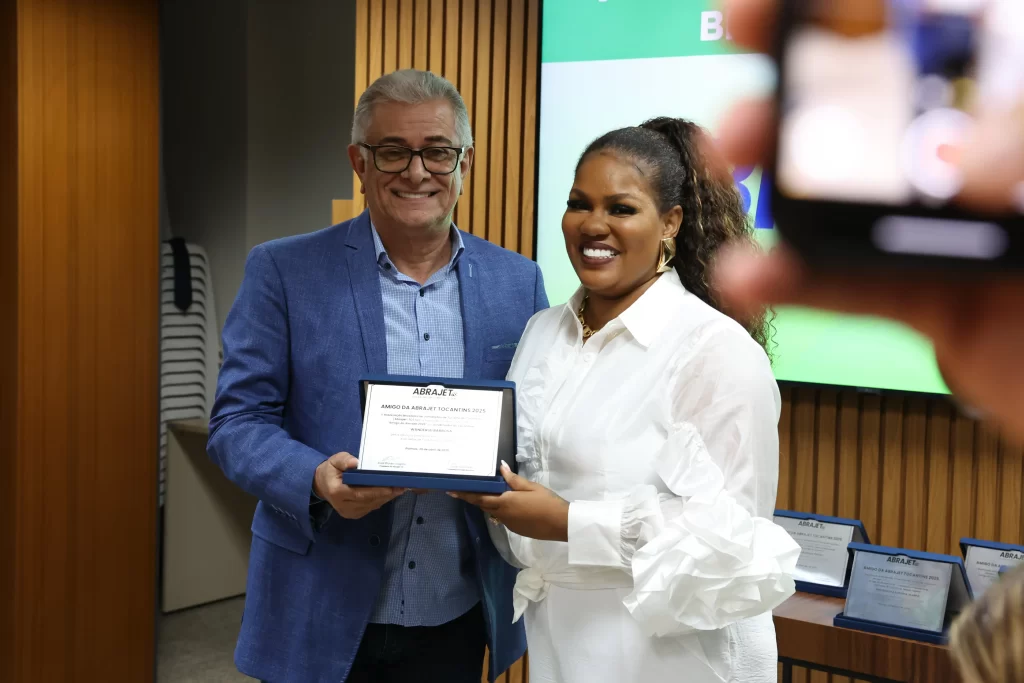 Jornalistas e autoridades celebram a posse da nova diretoria da Abrajet Tocantins 2025 na Assembleia Legislativa.