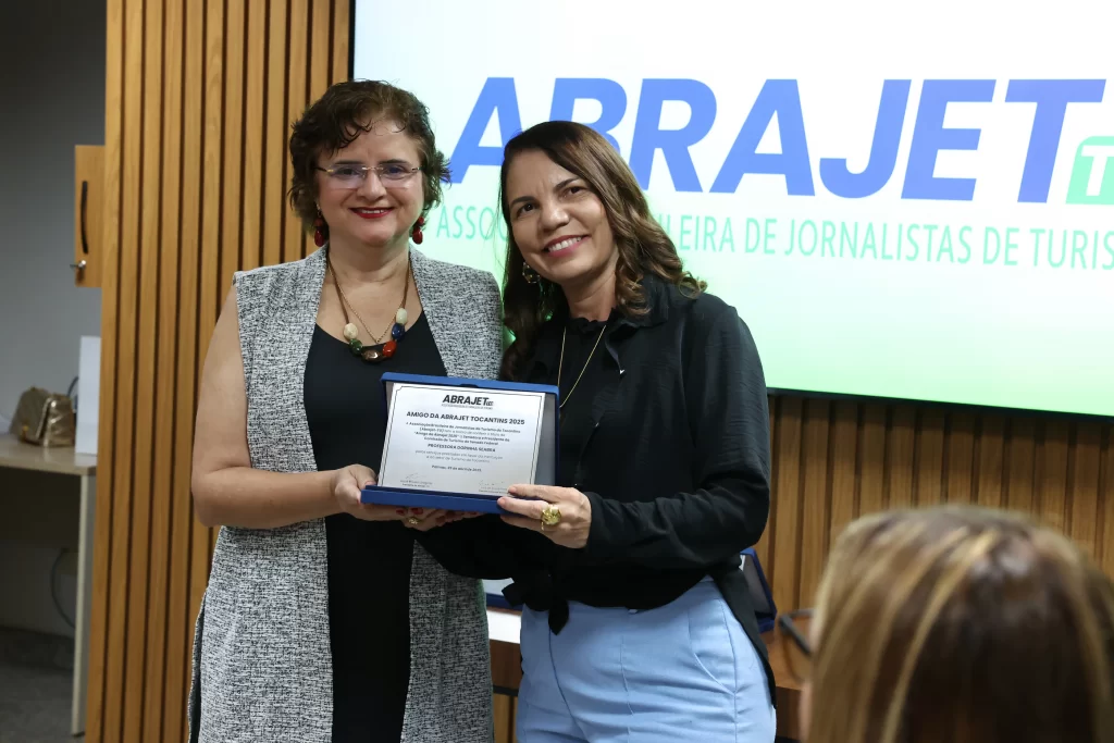 Jornalistas e autoridades celebram a posse da nova diretoria da Abrajet Tocantins 2025 na Assembleia Legislativa.