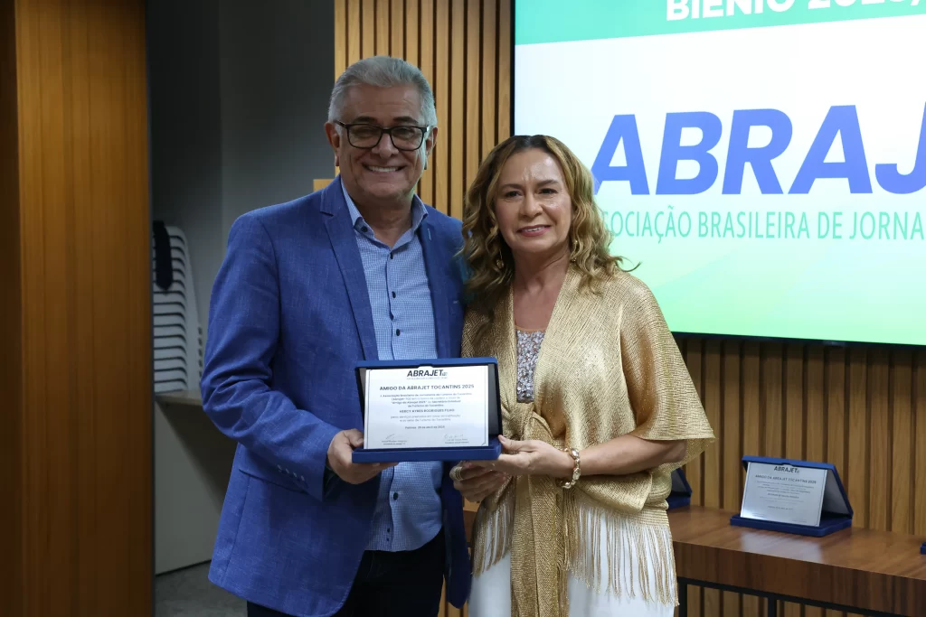 Jornalistas e autoridades celebram a posse da nova diretoria da Abrajet Tocantins 2025 na Assembleia Legislativa.