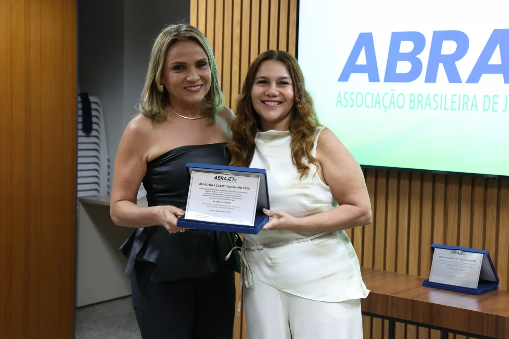 Jornalistas e autoridades celebram a posse da nova diretoria da Abrajet Tocantins 2025 na Assembleia Legislativa.