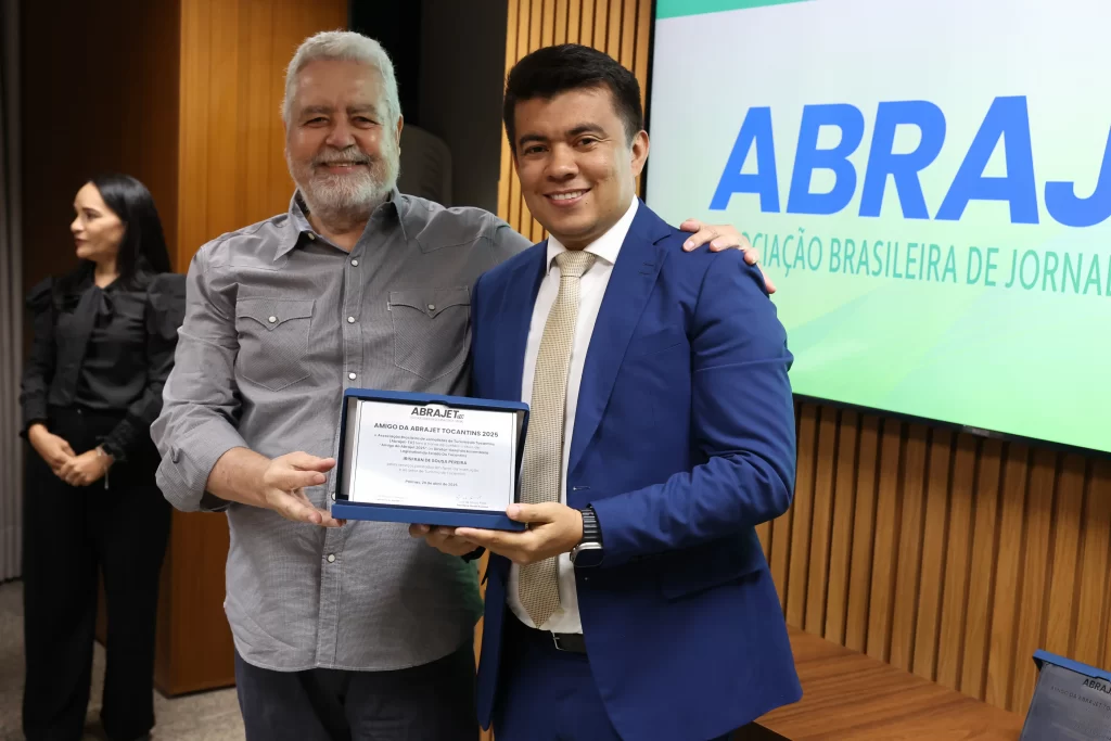 Jornalistas e autoridades celebram a posse da nova diretoria da Abrajet Tocantins 2025 na Assembleia Legislativa.