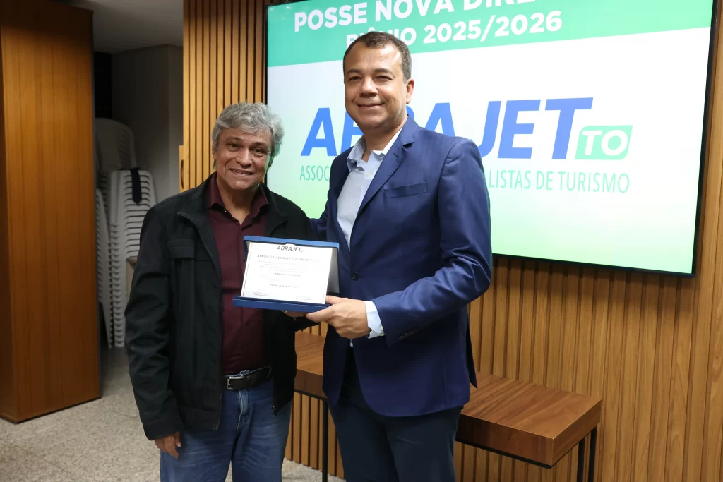 Jornalistas e autoridades celebram a posse da nova diretoria da Abrajet Tocantins 2025 na Assembleia Legislativa.