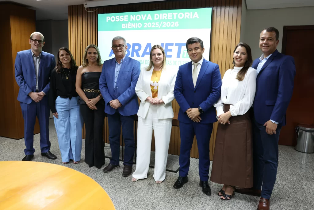 Jornalistas e autoridades celebram a posse da nova diretoria da Abrajet Tocantins 2025 na Assembleia Legislativa.
