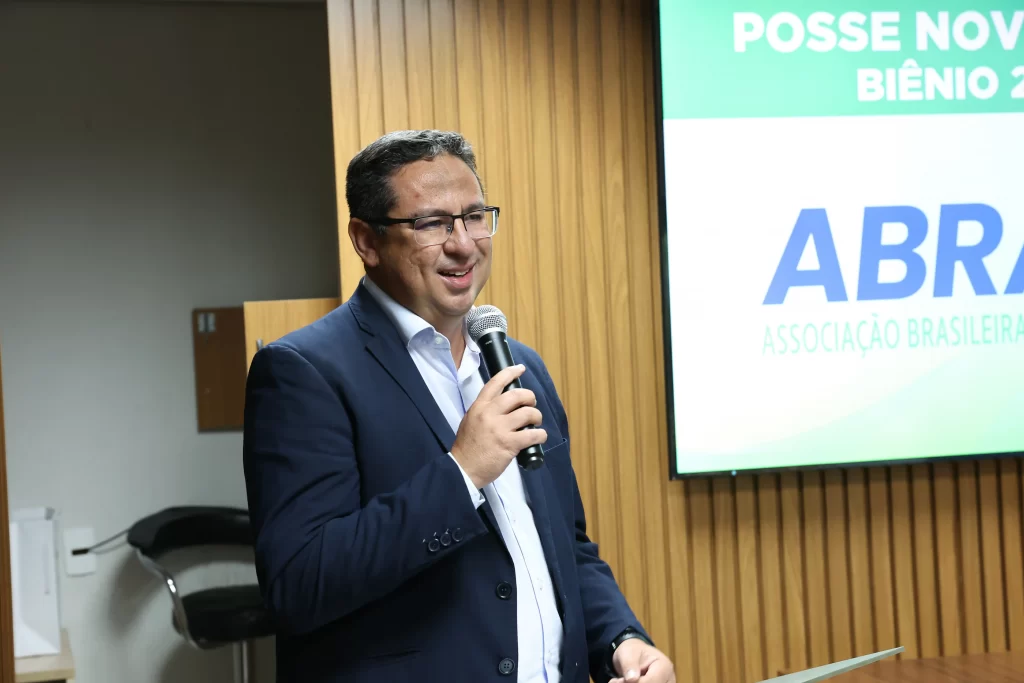 Jornalistas e autoridades celebram a posse da nova diretoria da Abrajet Tocantins 2025 na Assembleia Legislativa.