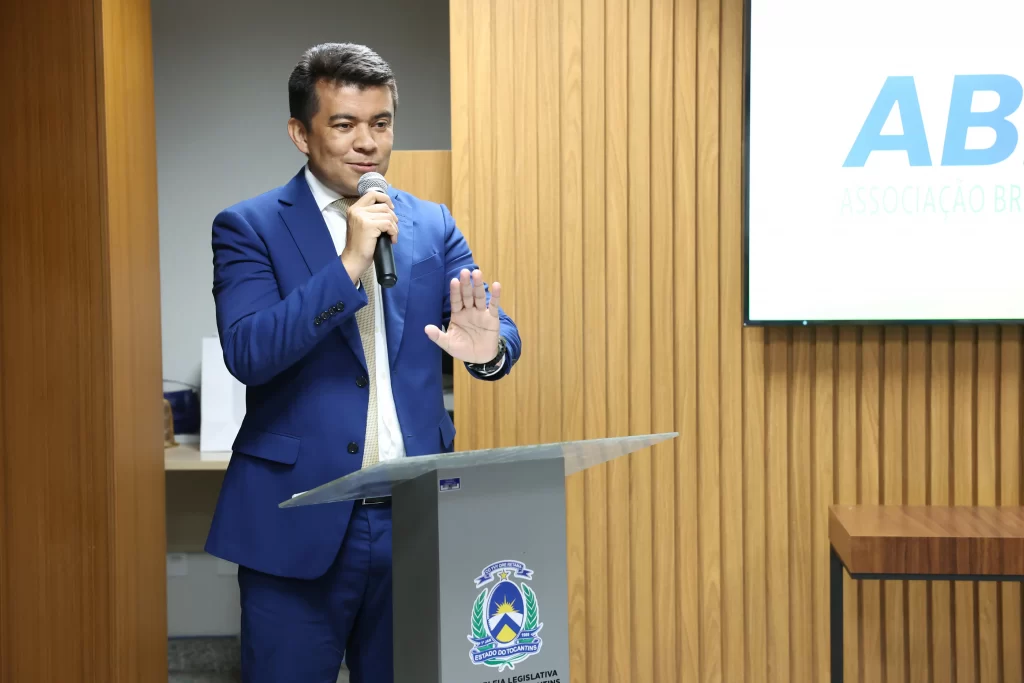 Jornalistas e autoridades celebram a posse da nova diretoria da Abrajet Tocantins 2025 na Assembleia Legislativa.