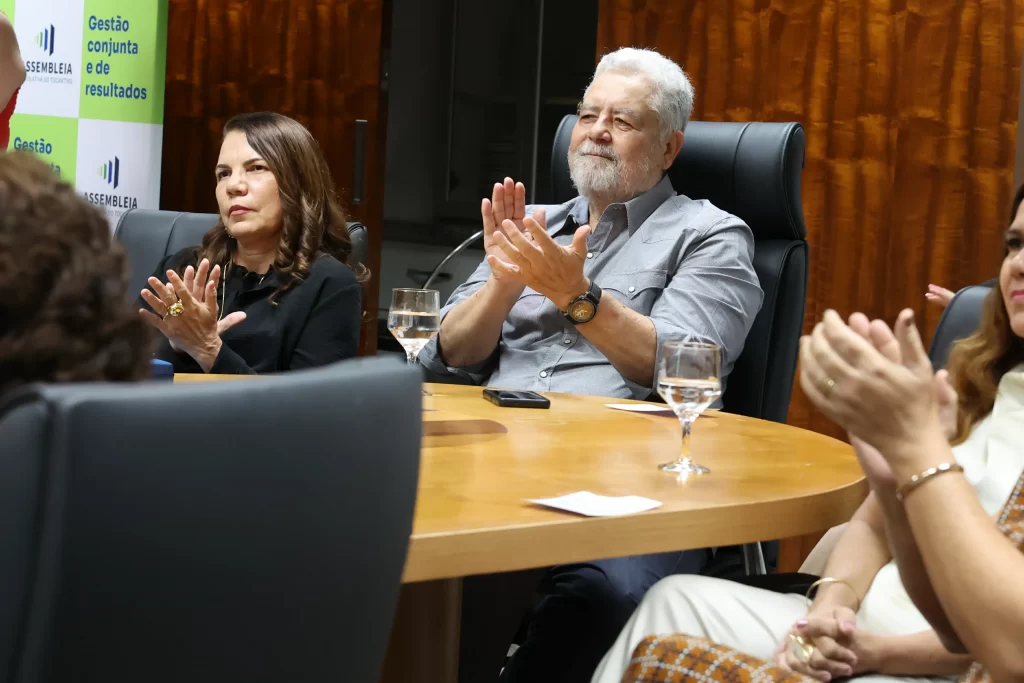 Jornalistas e autoridades celebram a posse da nova diretoria da Abrajet Tocantins 2025 na Assembleia Legislativa.