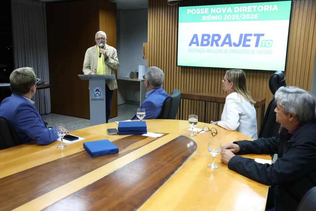 Jornalistas e autoridades celebram a posse da nova diretoria da Abrajet Tocantins 2025 na Assembleia Legislativa.