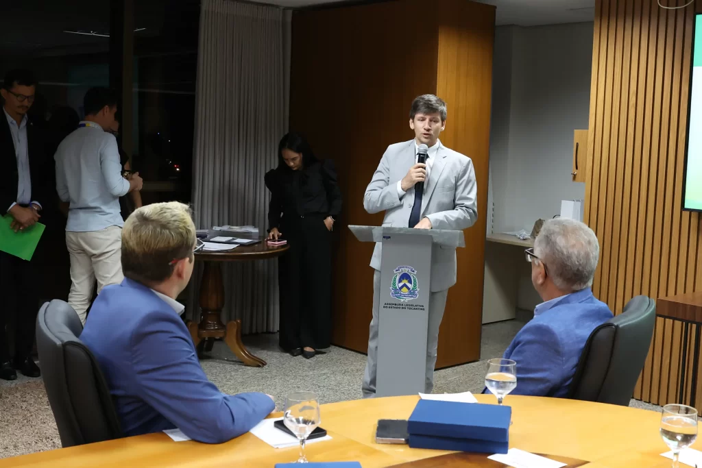 Jornalistas e autoridades celebram a posse da nova diretoria da Abrajet Tocantins 2025 na Assembleia Legislativa.