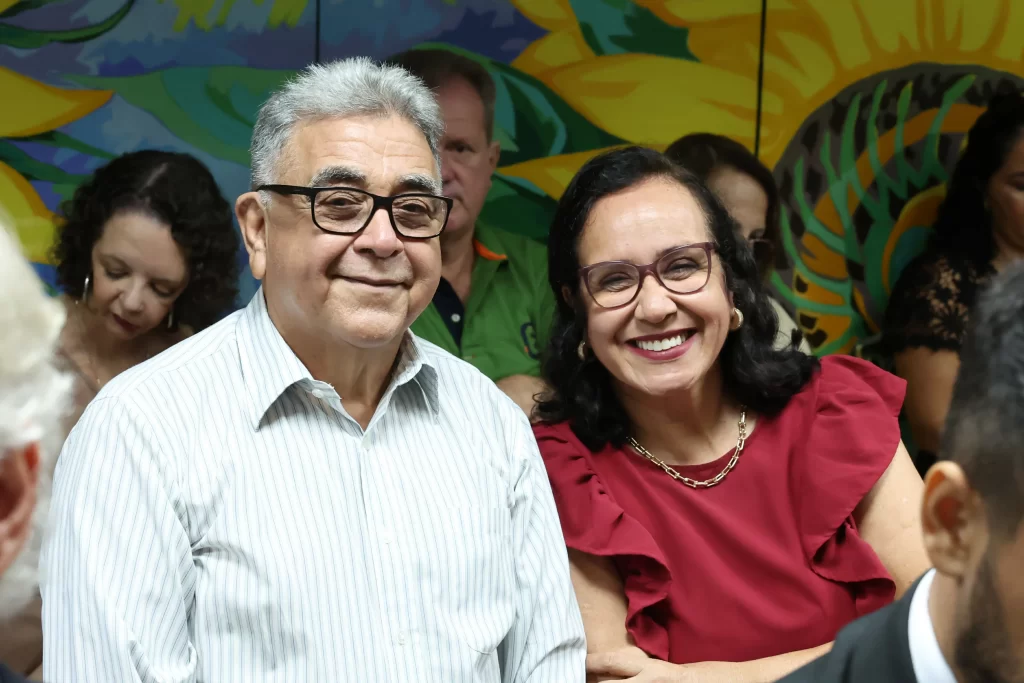 Jornalistas e autoridades celebram a posse da nova diretoria da Abrajet Tocantins 2025 na Assembleia Legislativa.