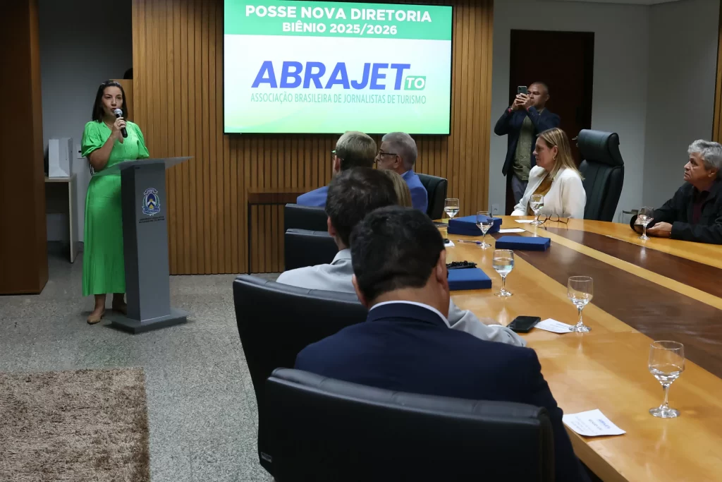 Jornalistas e autoridades celebram a posse da nova diretoria da Abrajet Tocantins 2025 na Assembleia Legislativa.