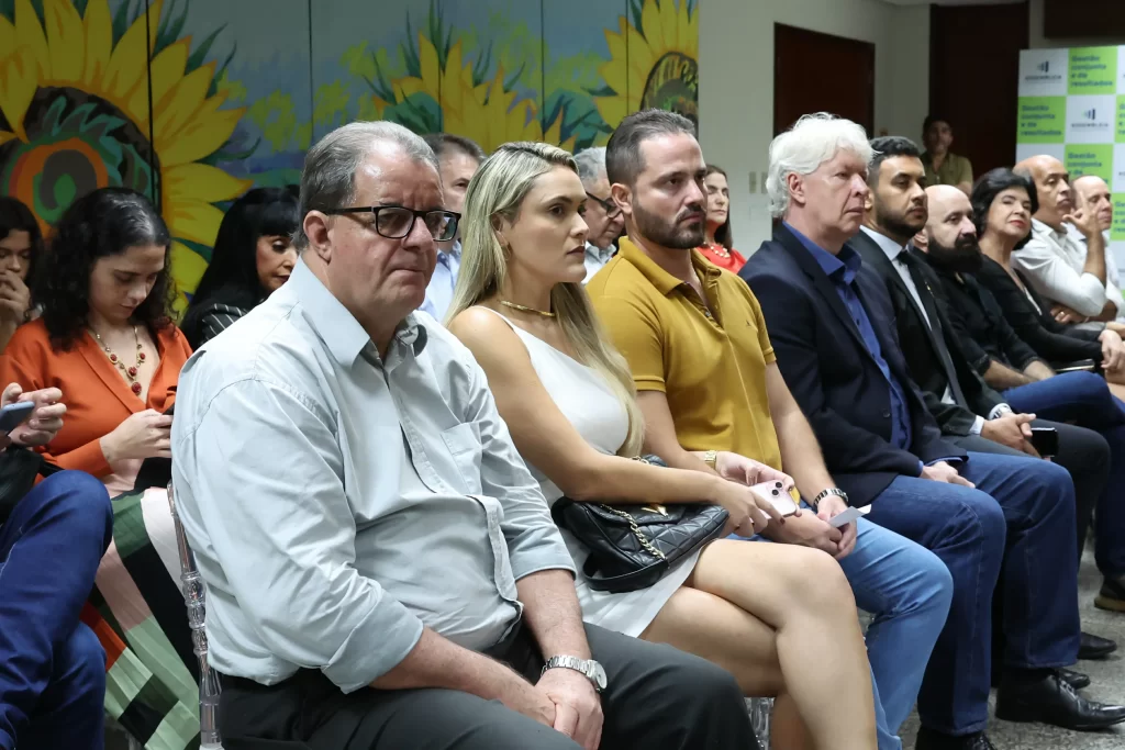 Jornalistas e autoridades celebram a posse da nova diretoria da Abrajet Tocantins 2025 na Assembleia Legislativa.