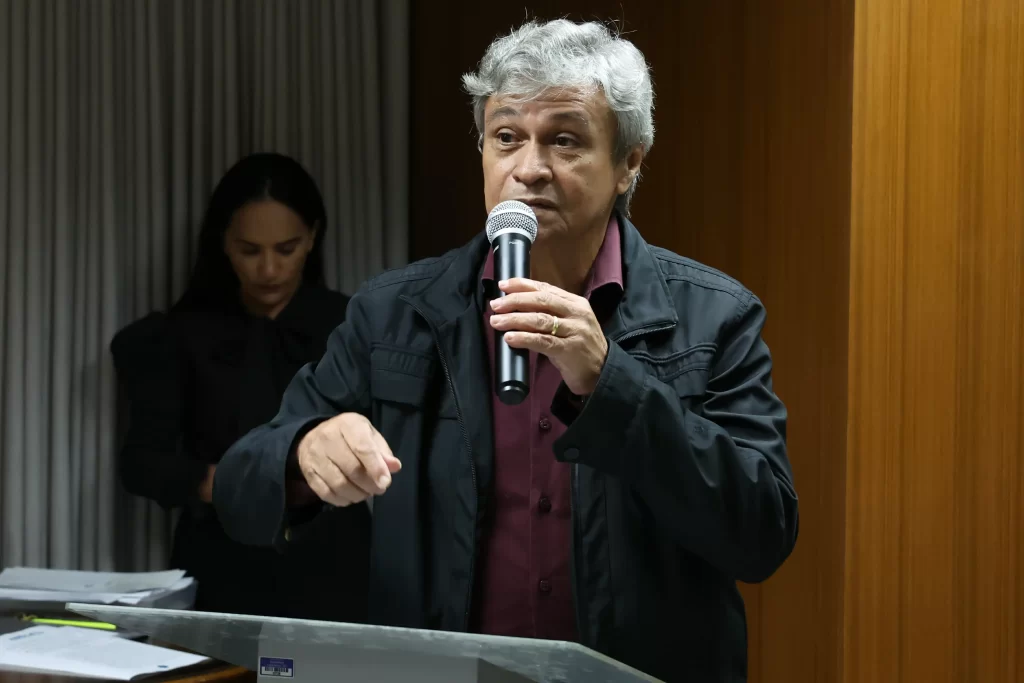 Jornalistas e autoridades celebram a posse da nova diretoria da Abrajet Tocantins 2025 na Assembleia Legislativa.