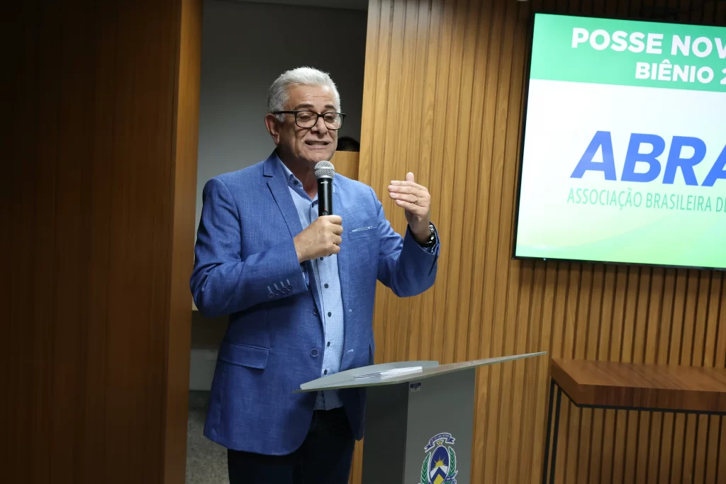Jornalistas e autoridades celebram a posse da nova diretoria da Abrajet Tocantins 2025 na Assembleia Legislativa.