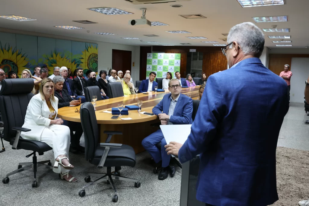 Jornalistas e autoridades celebram a posse da nova diretoria da Abrajet Tocantins 2025 na Assembleia Legislativa.